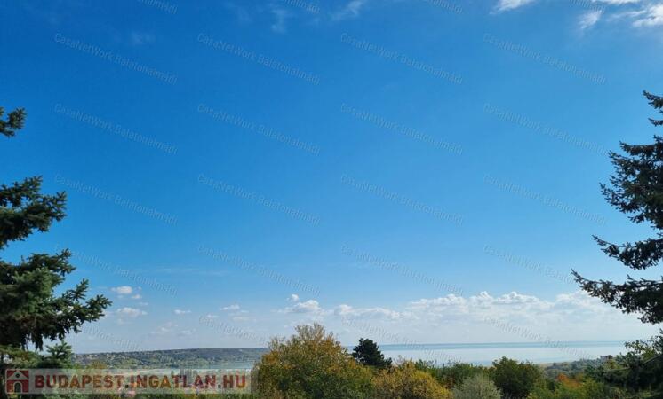 Eladó nyaraló balatoni panorámával, intim kerttel Balatonalmádiban!                                 