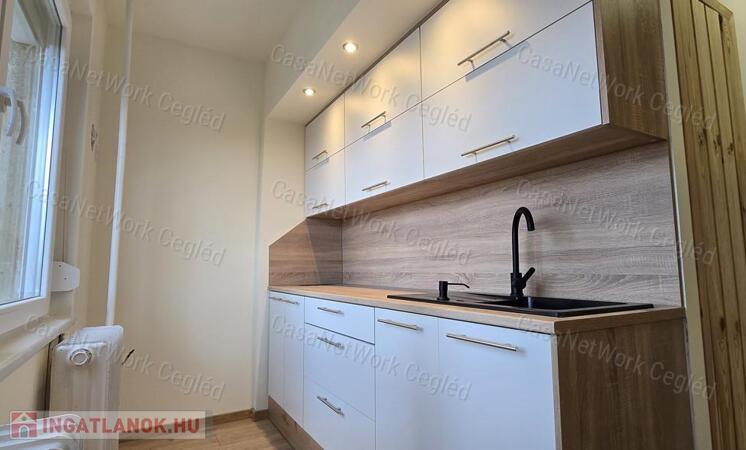 Felújított, erkélyes 2 szobás lakás eladó Cegléd központjában!