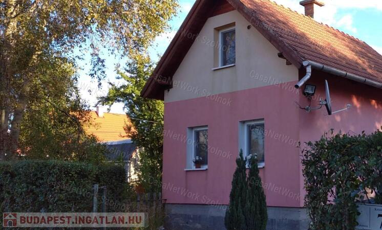 Cibakházán eladó tégla építésű nyaraló!                                 