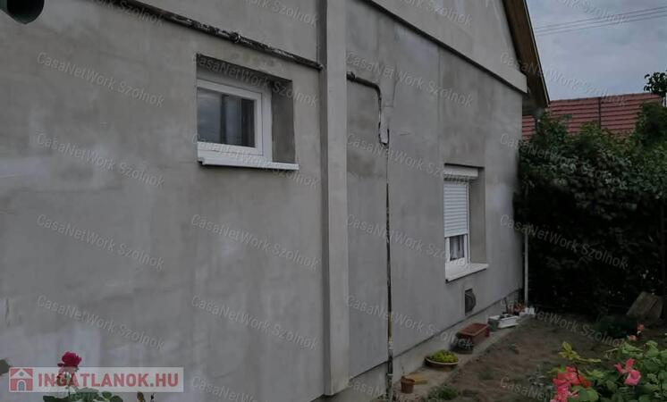 Tiszaföldváron a Kőrösi Csoma Sándor úton felújított családi ház eladó