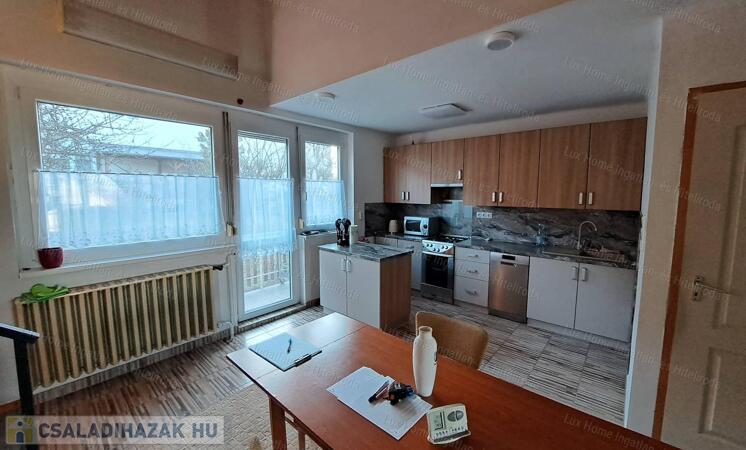 Eladó Oroszlány Borbála részen egy 3 szintes 5 szobás 163nm-es sorház                                 