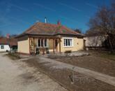 Balatonkenesén 1184 m2 telken 2 szobás családi ház csendes, de központ közeli elhelyezkedéssel eladó.