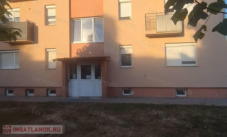 Oroszlány Dózsa Gy utcában első emeleti erkélyes lakás