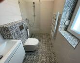 Újszerű, nívós családi házban a központban