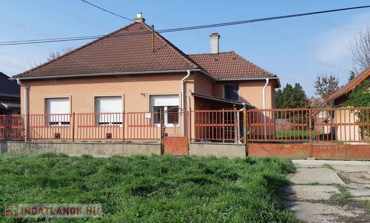 Martfűn az Ófaluban eladó kertes családi ház!