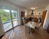 Eladó családi ház Nyúl 106 000 000 Ft