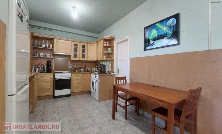 Cegléden a belvárosban tégla lakás eladó!