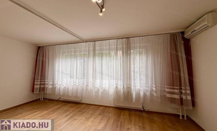 Kiadó Szolnok Belvárosában az Ady E. úton egy 1,5 szobás 2.em-i lakás.                                 