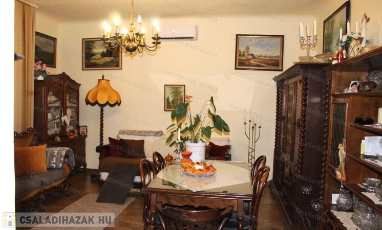 Szolnokon a belvárosban frissen felújított családi ház eladó!                                 