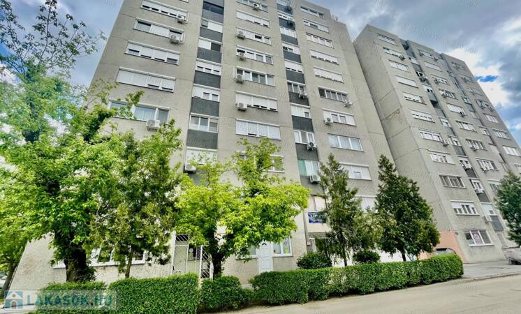 Eladó Szolnok belvárosában Ady E. úton egy 49 m2-es két szobás lakás.                                 