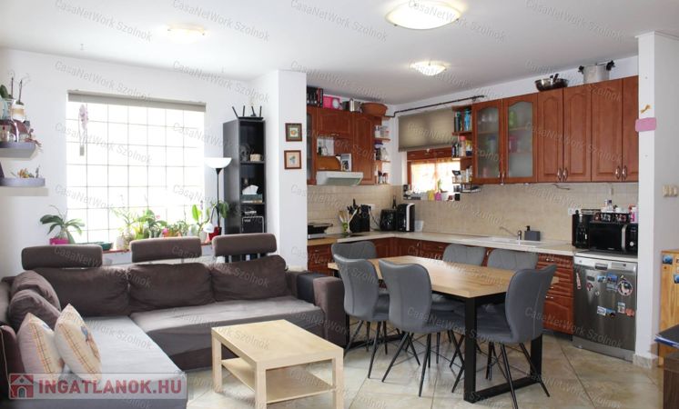 Szolnokon a Belvárosban 3+1 szobás kert kapcsolatos lakás eladó