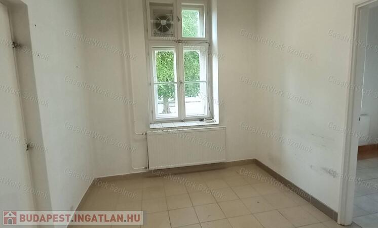 Szolnokon kiadó egy 130 nm-es üzlethelyiség a vasúthoz közel                                 