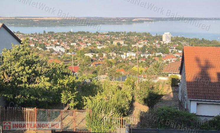 Lélegzetelállító panorámás nyaraló eladó Balatonalmádiban