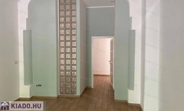 Szolnokon a Szapáry úton üzlethelyiség kiadó                                 