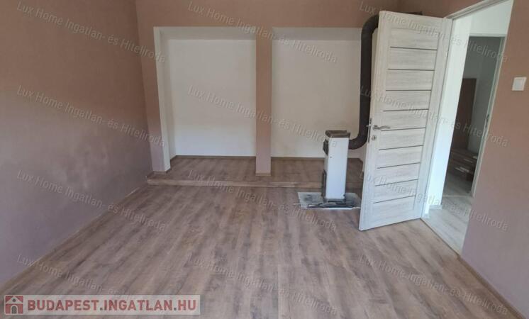 Eladó téglaépítésű, kertkapcsolatos 73nm-es lakás Tata központjában!                                 