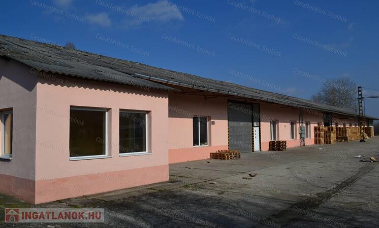 Kocséron eladó egy 1100+750 nm-es ipari ingatlan, telek: 15000 nm