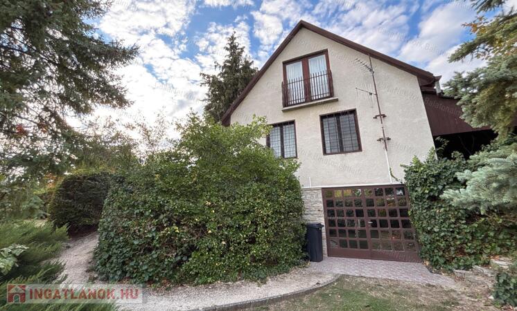 Eladó nyaraló balatoni panorámával, intim kerttel Balatonalmádiban!