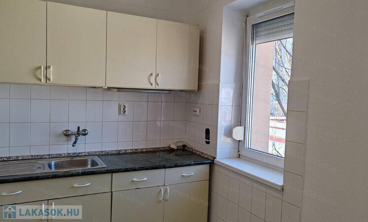 Szolnokon belvárosi felújított garzon, szigetelt házban eladó!                                 