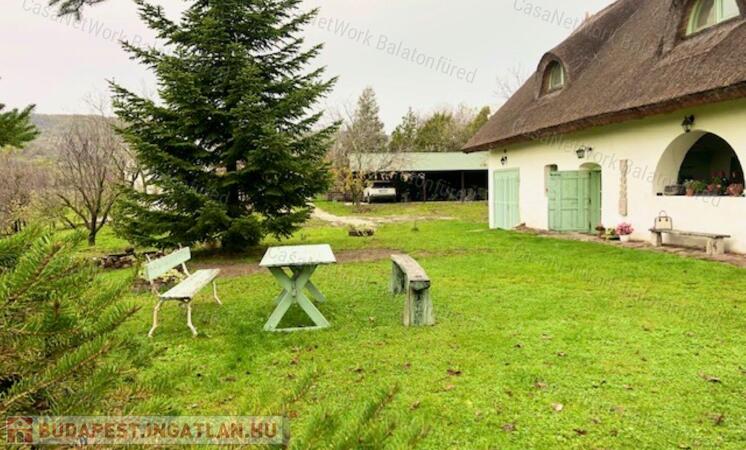 Autentikus parasztház ,hagyományos elrendezésben                                 