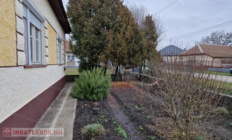 Hevesvezekényen, 101 nm-es, 4 szobás családi ház eladó!