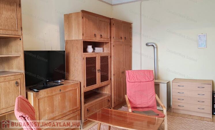 Szolnokon belvárosi erkélyes, csendes garzon kiadó!                                 