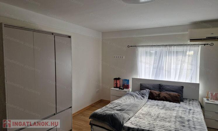 Nagy fügeden, a főút mellett, felújított, 1 szobás családi ház eladó