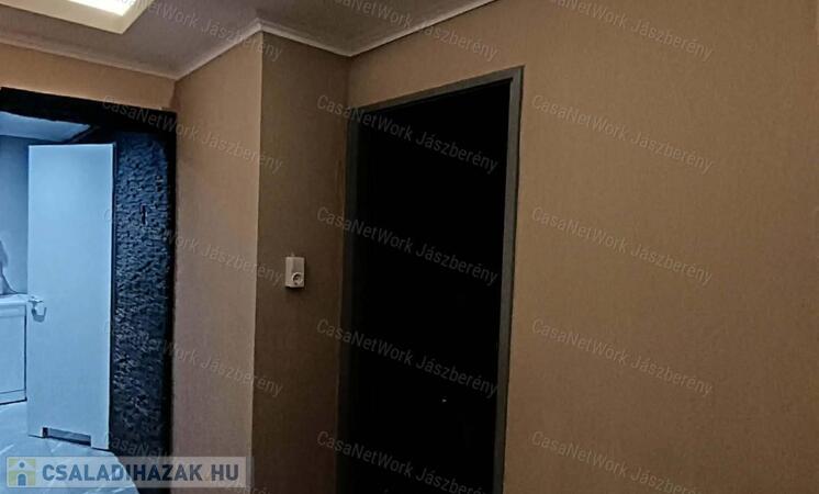 Hevesvezekényen 62 nm-es, felújított, másfél szobás családi ház eladó!                                 