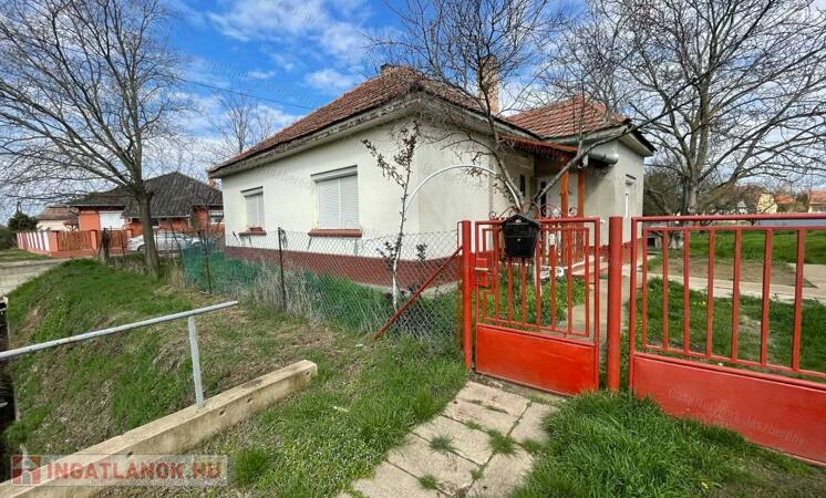 63 nm-es, családi ház eladó!