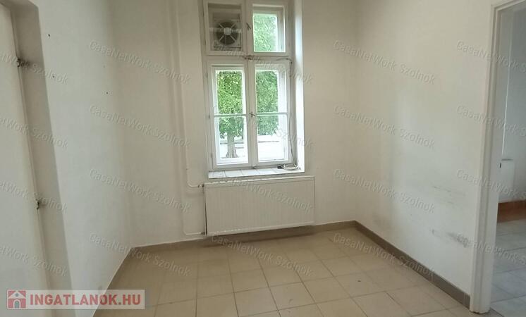 Szolnokon kiadó egy 130 nm-es üzlethelyiség a vasúthoz közel