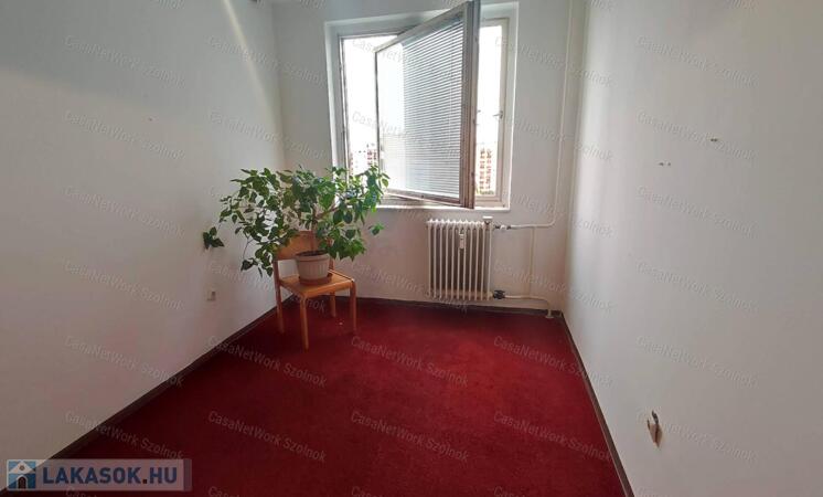 Eladó 2 szobás, erkélyes lakás Szolnok-Széchenyi lakótelepen                                 