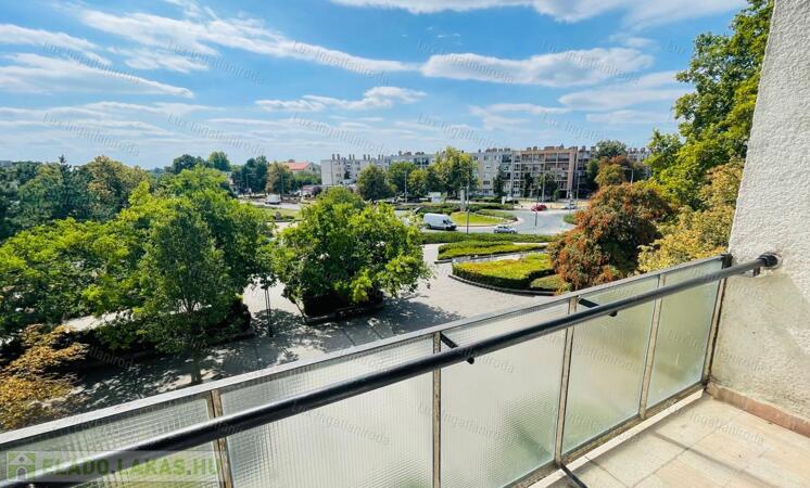 Eladó Komárom belvárosában, alacsony rezsijű téglalakás, panorámával!                                 