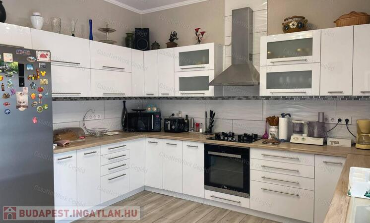 Csendes utcában kétgenerációs családi ház eladó!                                 