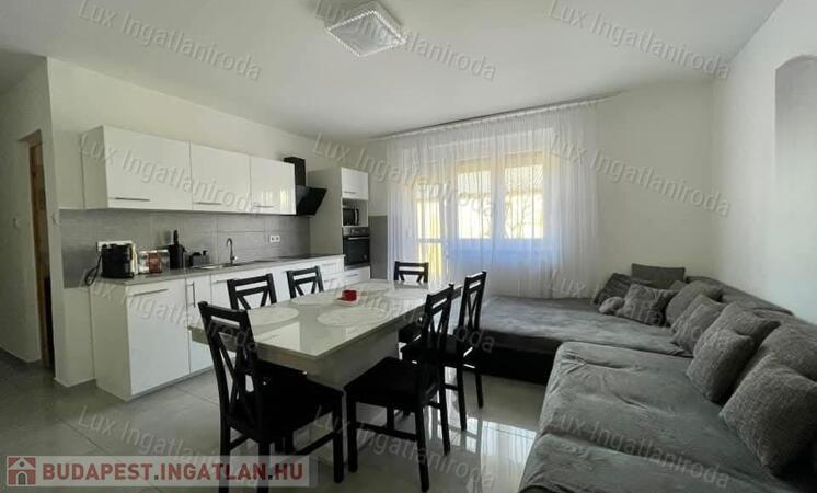 Erkélyes, első emeleti felújított lakás Oroszlányon eladó                                 