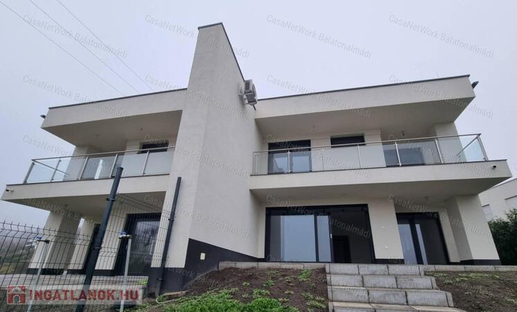 Eladó prémium kategóriájú lakóingatlan balatoni panorámával Balatonfüreden!