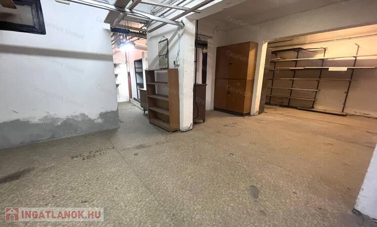 Eladó üzlethelyiség/műhely/raktár Szolnokon, a Széchenyi lakótelepen