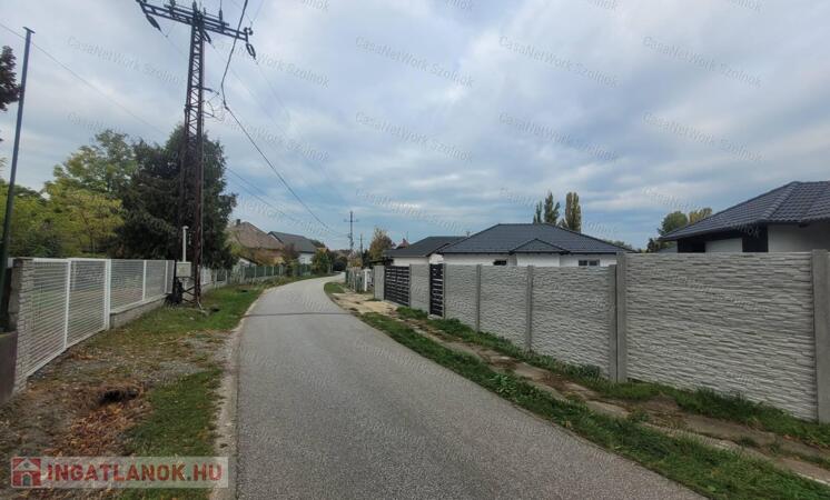 Ikerházak Bicske szívében - csend, kényelem, korszerű otthon