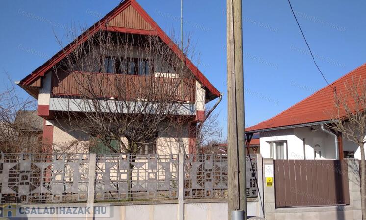 Törökszentmiklós központi részén eladó kertes családi ház!                                 