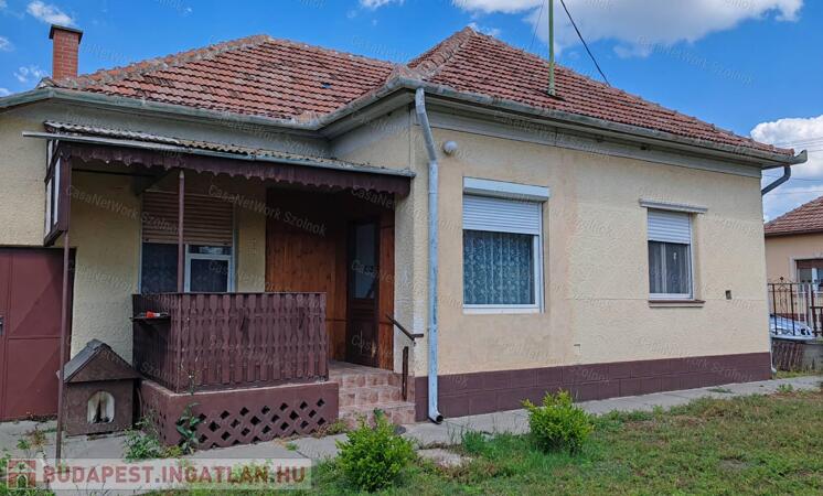 Tiszajenő központi részén 2szobás családi ház eladó!                                 