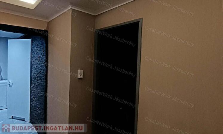 Hevesvezekényen 62 nm-es, felújított, másfél szobás családi ház eladó!                                 