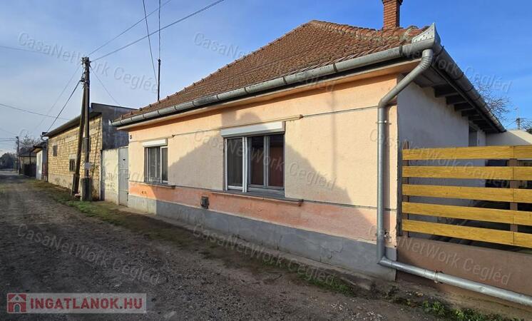 Földszintes családi ház Cegléden, jó környéken!