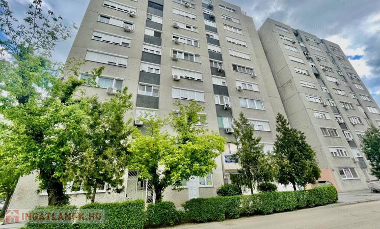 Eladó Szolnok belvárosában Ady E. úton egy 49 m2-es két szobás lakás.