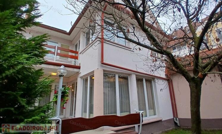 Eladó Kecskemét szívében 268 m2 Családi Házban iroda                                 