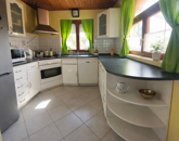 Csend és zöld környezet-parkosított családi áz