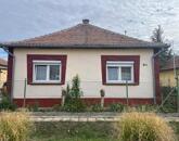 Újszászon közel a vasútállomáshoz takaros ház eladó!