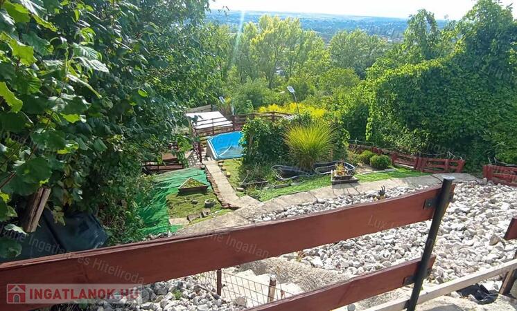 Eladó pazar panorámás 684nm zártkert, 73 nm-es, téliesített házikóval!