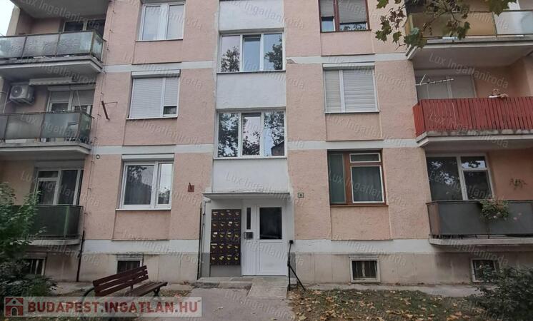 Oroszlány Rákóczi Ferenc úton eladó 4. emeleti  nagy erkélyes lakás!                                 