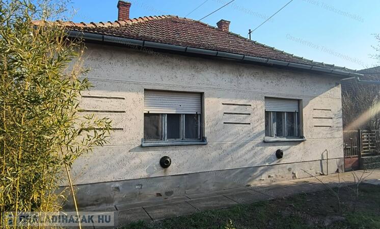 Eladó családi ház Fegyverneken!                                 