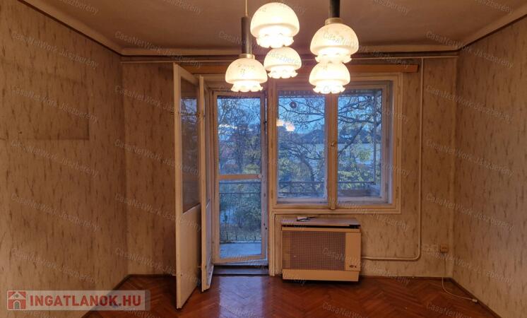 Jászberényben, a Lehel Vezér téren, 2. emeleti, 2 szobás lakás eladó