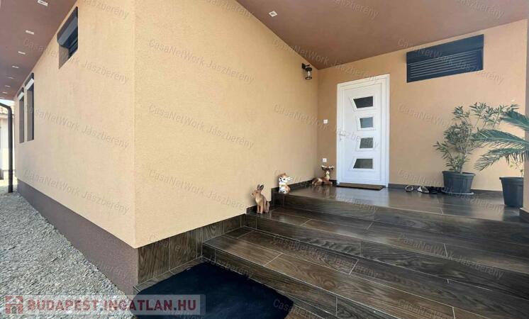 Jászberényben, a Szatmári Lakóparkban eladó egy 120 nm-es családi ház!                                 