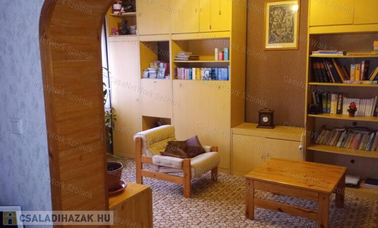 Törökszentmiklós belvárosában eladó 3 szintes, 154 nm-es családi ház                                 